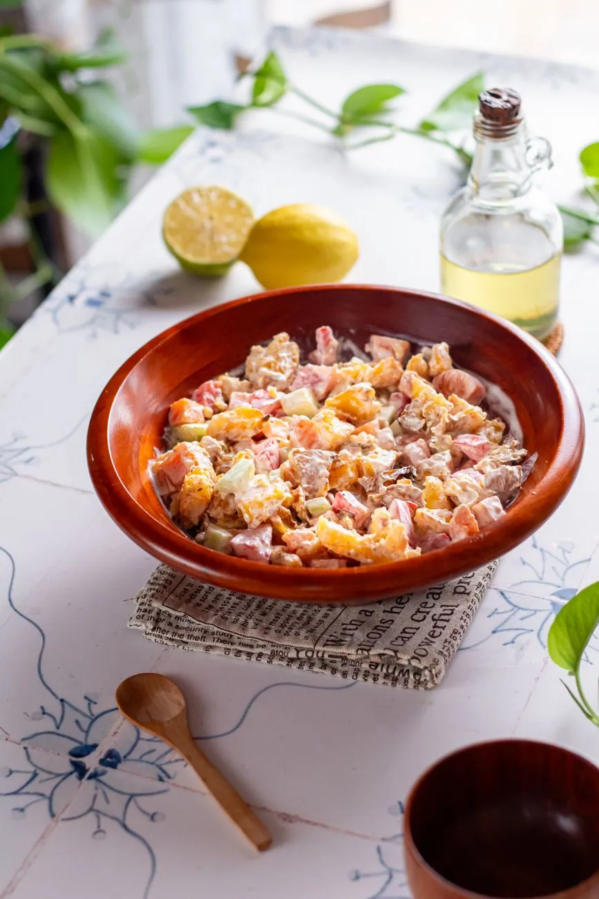 Verse salade met gezonde ingrediënten op een bord